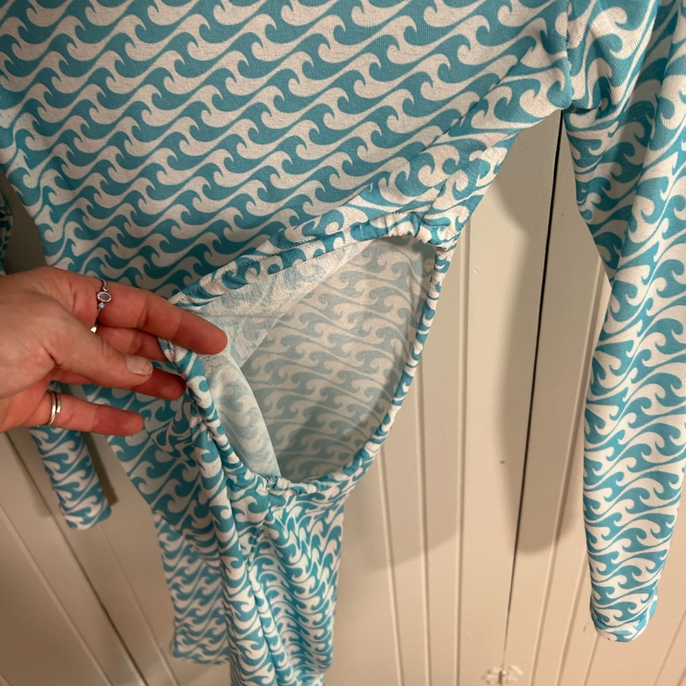 Sheer Dress Wave Pattern - Picture 3 of 3